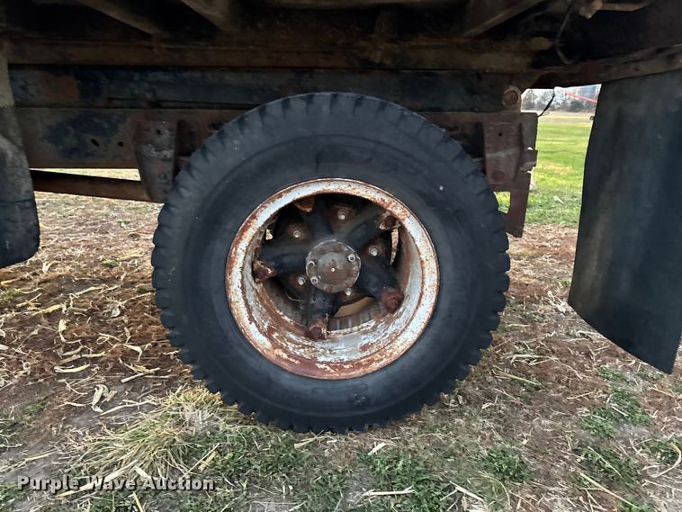 image for item EA2093 1980 Ford F700 dump truck