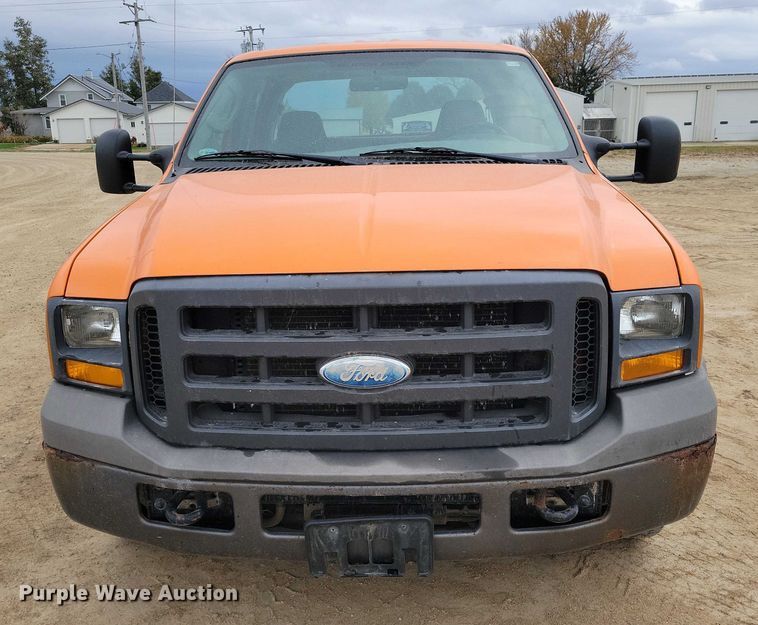 image for item EA2728 2005 Ford F250 Super Duty Crew Cab dump bed pickup truck