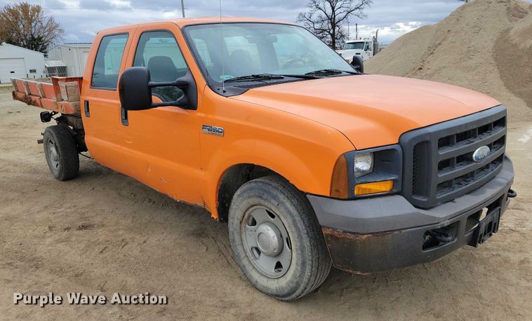 image for item EA2728 2005 Ford F250 Super Duty Crew Cab dump bed pickup truck