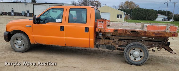 image for item EA2728 2005 Ford F250 Super Duty Crew Cab dump bed pickup truck