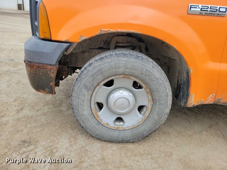 image for item EA2728 2005 Ford F250 Super Duty Crew Cab dump bed pickup truck