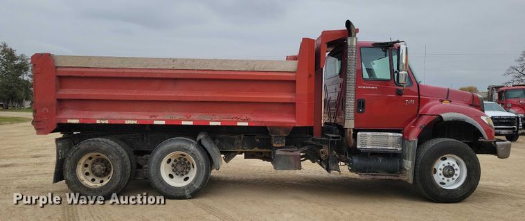 image for item EA2729 2004 International 7600 dump truck