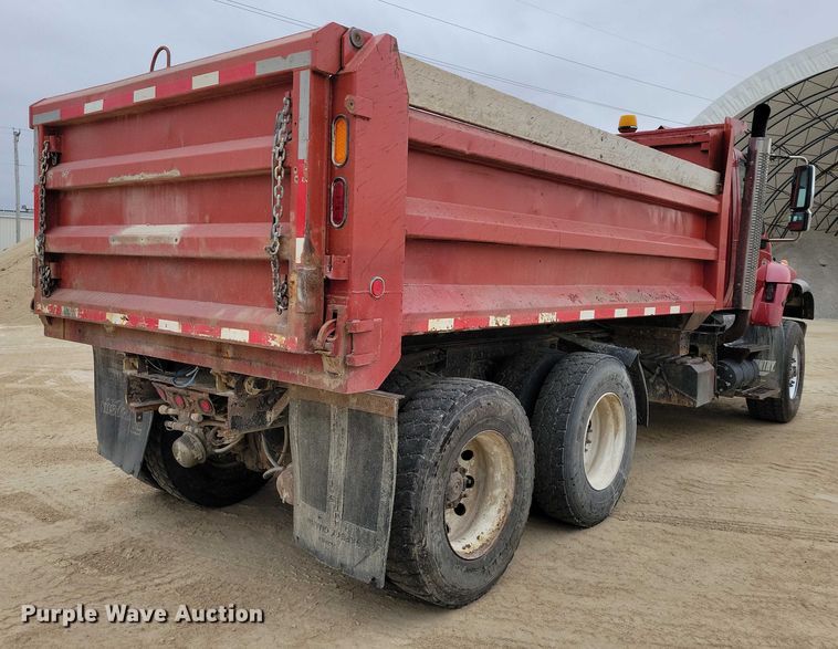 image for item EA2729 2004 International 7600 dump truck