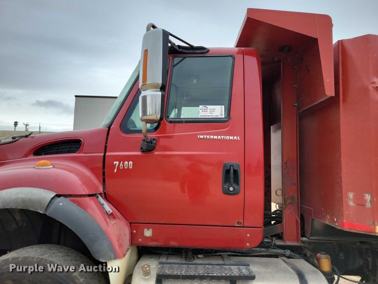 image for item EA2729 2004 International 7600 dump truck