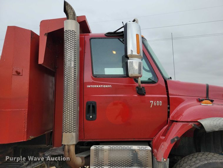 image for item EA2729 2004 International 7600 dump truck