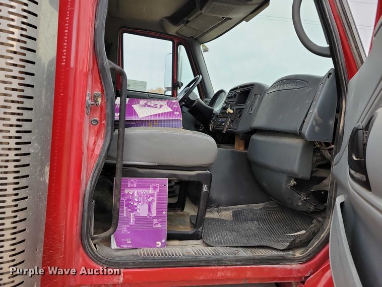 image for item EA2729 2004 International 7600 dump truck