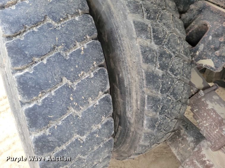 image for item EA2729 2004 International 7600 dump truck