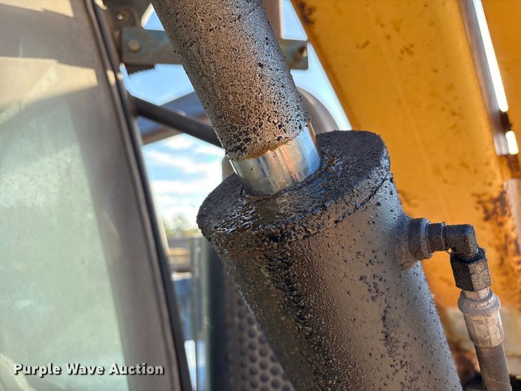 image for item EA7043 New Holland TS115A MFWD tractor