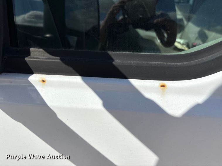 image for item EA7051 2001 Ford F250 Super Duty Crew Cab pickup truck