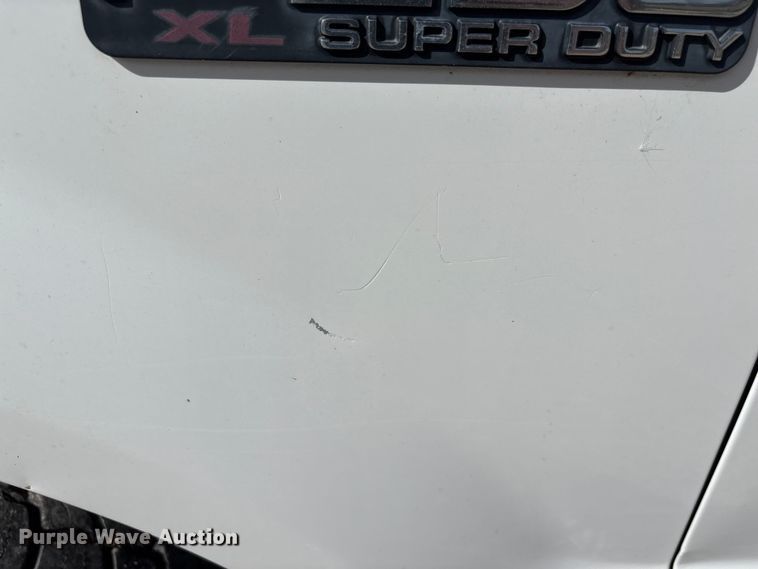 image for item EA7051 2001 Ford F250 Super Duty Crew Cab pickup truck