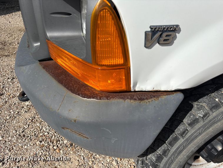 image for item EA7051 2001 Ford F250 Super Duty Crew Cab pickup truck