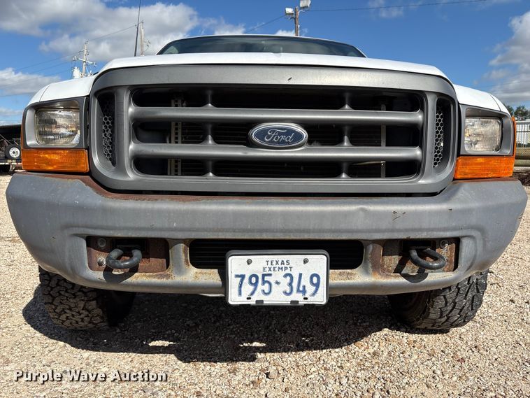 image for item EA7051 2001 Ford F250 Super Duty Crew Cab pickup truck