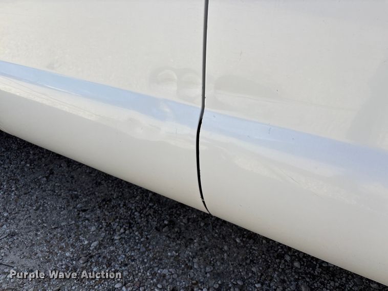 image for item EA7051 2001 Ford F250 Super Duty Crew Cab pickup truck