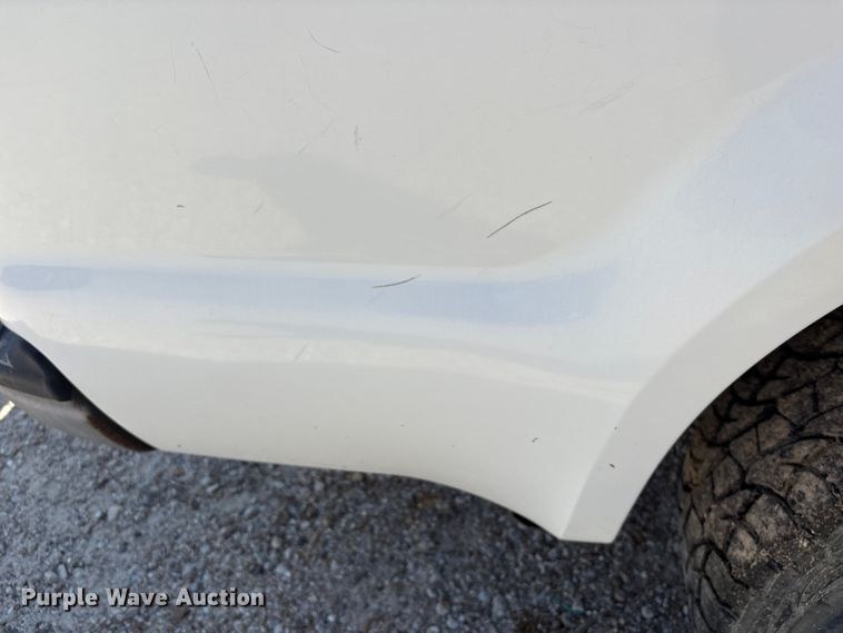 image for item EA7051 2001 Ford F250 Super Duty Crew Cab pickup truck