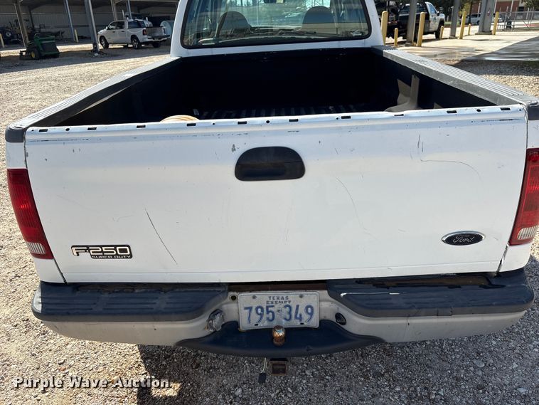 image for item EA7051 2001 Ford F250 Super Duty Crew Cab pickup truck