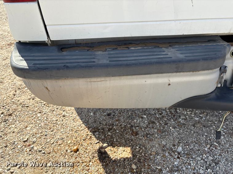 image for item EA7051 2001 Ford F250 Super Duty Crew Cab pickup truck