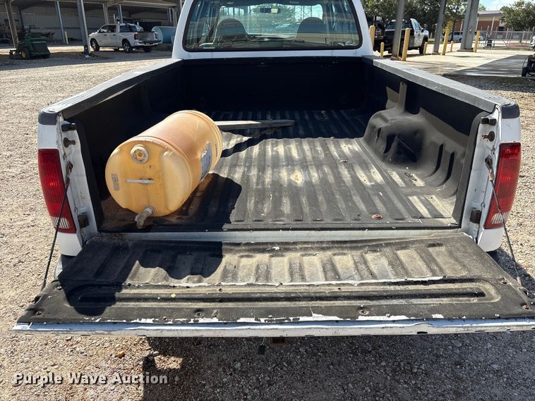 image for item EA7051 2001 Ford F250 Super Duty Crew Cab pickup truck