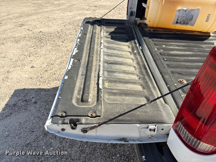 image for item EA7051 2001 Ford F250 Super Duty Crew Cab pickup truck