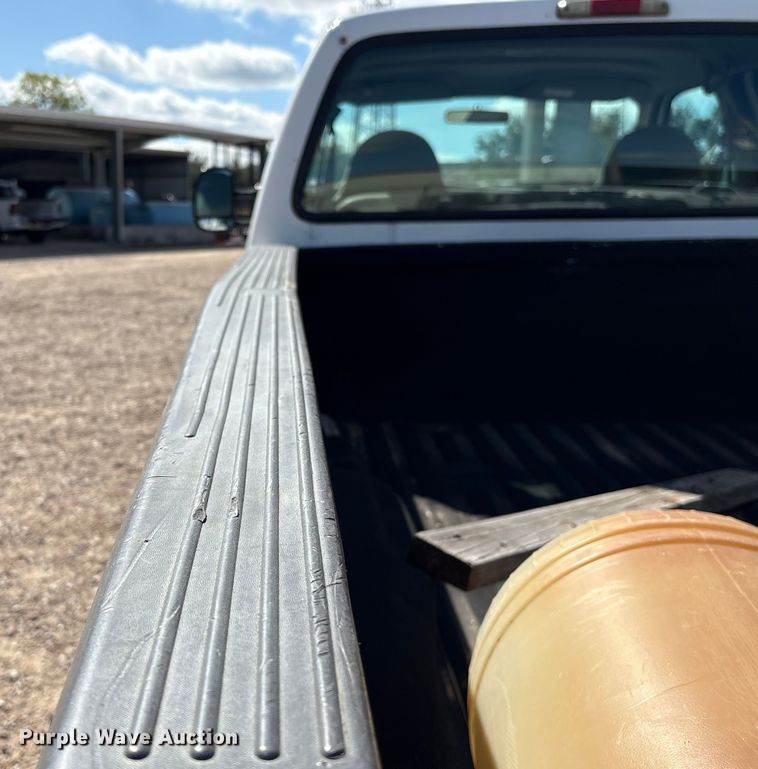 image for item EA7051 2001 Ford F250 Super Duty Crew Cab pickup truck