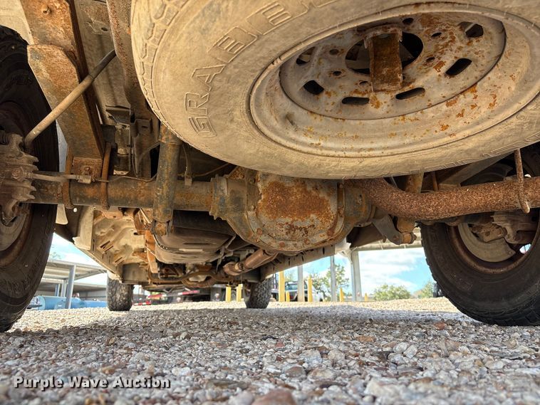 image for item EA7051 2001 Ford F250 Super Duty Crew Cab pickup truck