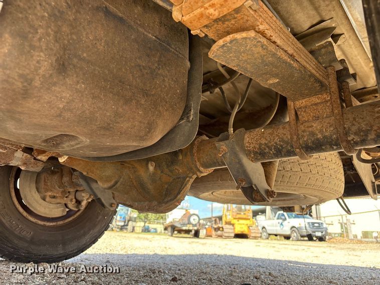 image for item EA7051 2001 Ford F250 Super Duty Crew Cab pickup truck