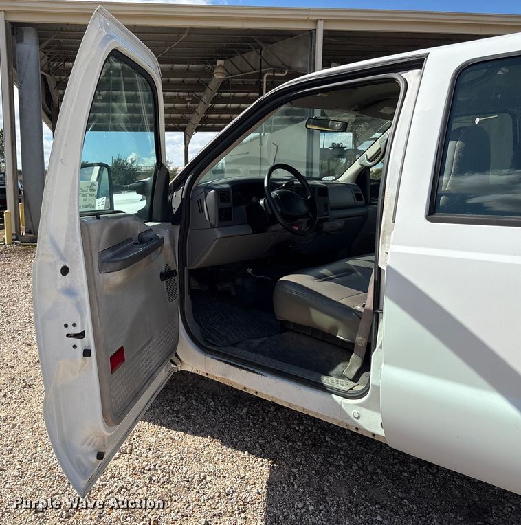 image for item EA7051 2001 Ford F250 Super Duty Crew Cab pickup truck