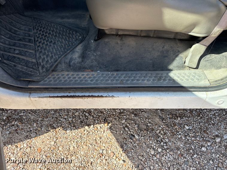 image for item EA7051 2001 Ford F250 Super Duty Crew Cab pickup truck