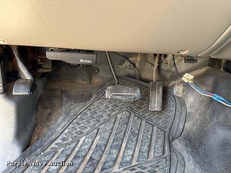 image for item EA7051 2001 Ford F250 Super Duty Crew Cab pickup truck