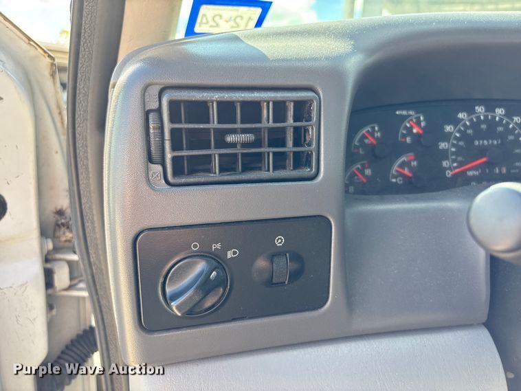 image for item EA7051 2001 Ford F250 Super Duty Crew Cab pickup truck