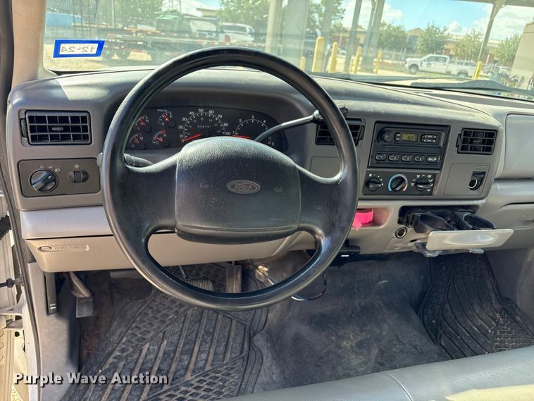 image for item EA7051 2001 Ford F250 Super Duty Crew Cab pickup truck