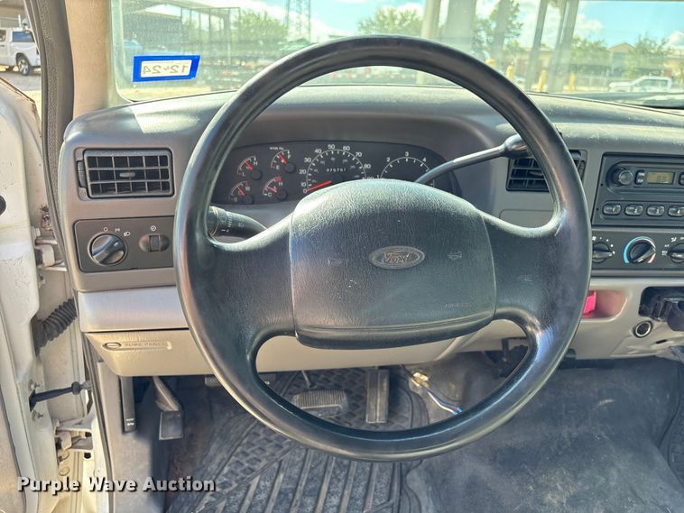 image for item EA7051 2001 Ford F250 Super Duty Crew Cab pickup truck