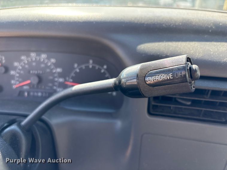 image for item EA7051 2001 Ford F250 Super Duty Crew Cab pickup truck