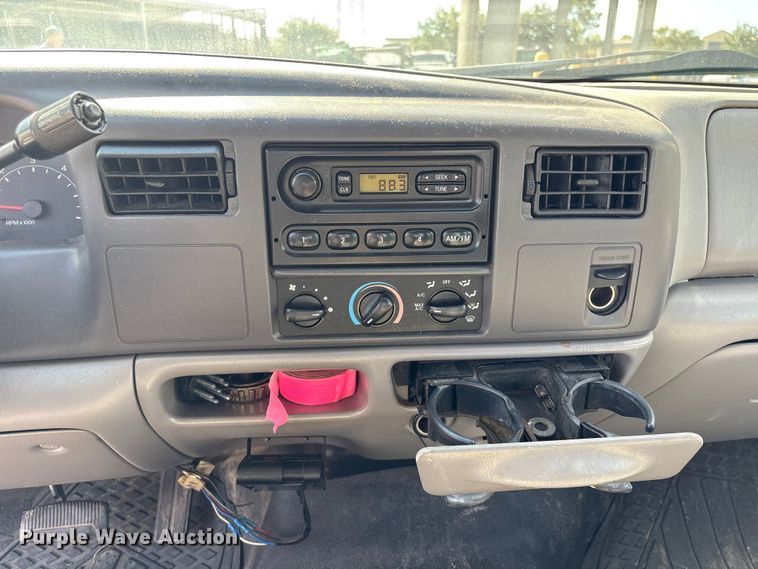 image for item EA7051 2001 Ford F250 Super Duty Crew Cab pickup truck