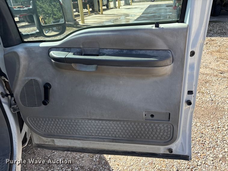 image for item EA7051 2001 Ford F250 Super Duty Crew Cab pickup truck