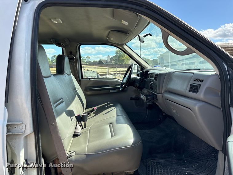 image for item EA7051 2001 Ford F250 Super Duty Crew Cab pickup truck