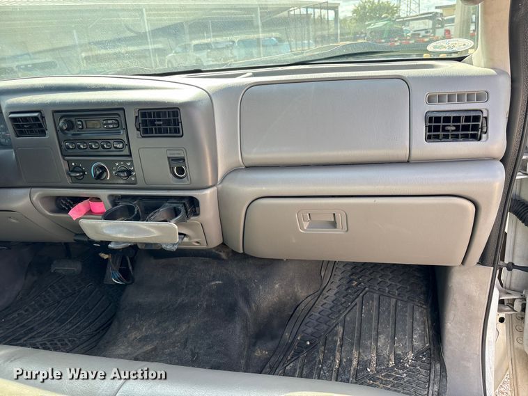 image for item EA7051 2001 Ford F250 Super Duty Crew Cab pickup truck