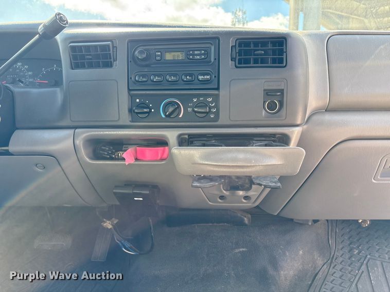 image for item EA7051 2001 Ford F250 Super Duty Crew Cab pickup truck