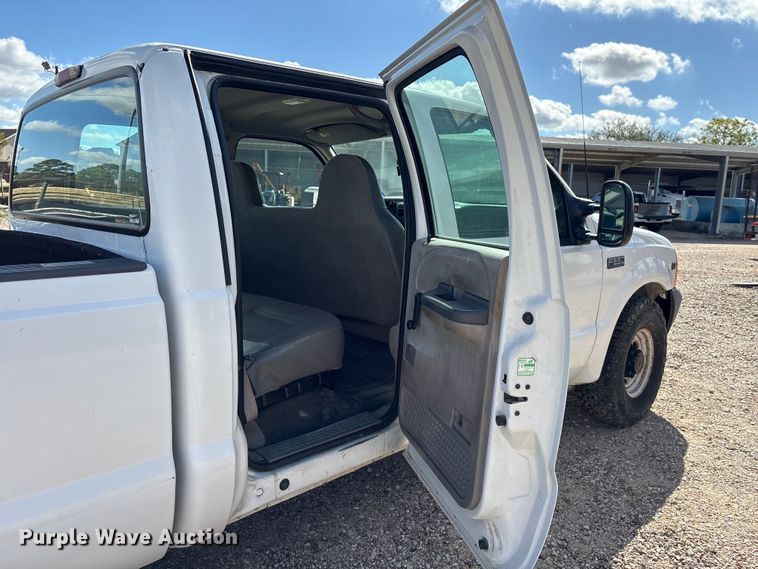 image for item EA7051 2001 Ford F250 Super Duty Crew Cab pickup truck