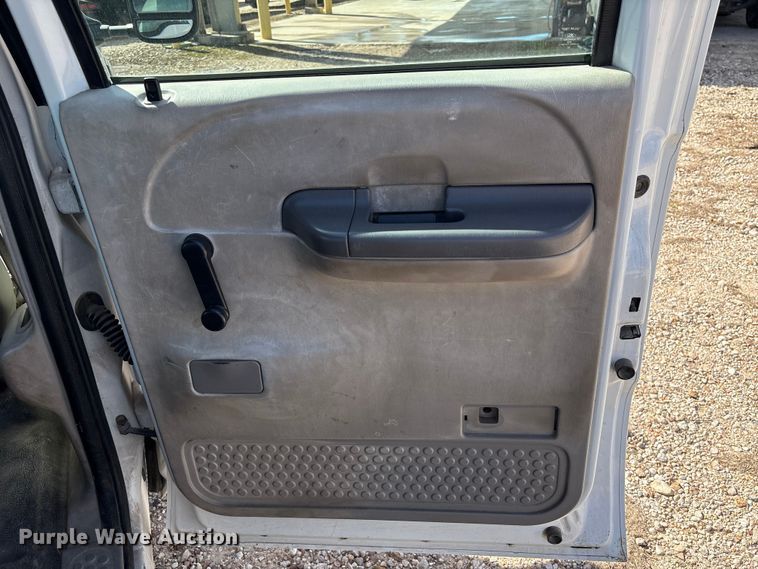 image for item EA7051 2001 Ford F250 Super Duty Crew Cab pickup truck