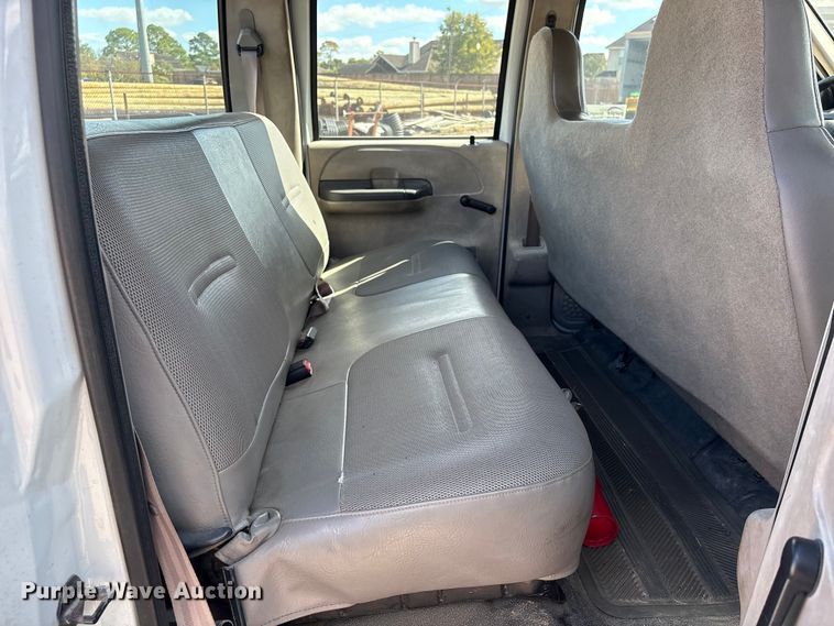 image for item EA7051 2001 Ford F250 Super Duty Crew Cab pickup truck