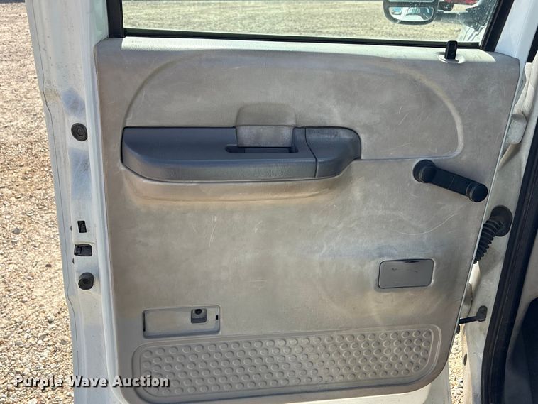 image for item EA7051 2001 Ford F250 Super Duty Crew Cab pickup truck