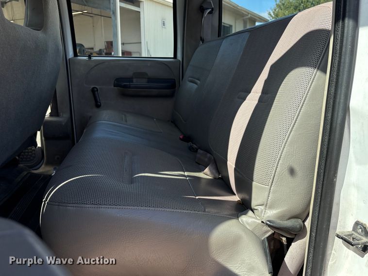 image for item EA7051 2001 Ford F250 Super Duty Crew Cab pickup truck