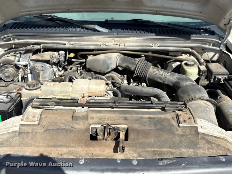 image for item EA7051 2001 Ford F250 Super Duty Crew Cab pickup truck