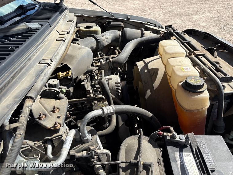 image for item EA7051 2001 Ford F250 Super Duty Crew Cab pickup truck