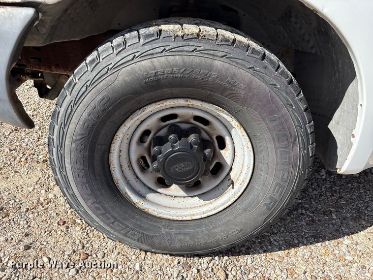 image for item EA7051 2001 Ford F250 Super Duty Crew Cab pickup truck