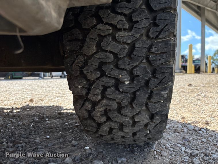 image for item EA7051 2001 Ford F250 Super Duty Crew Cab pickup truck