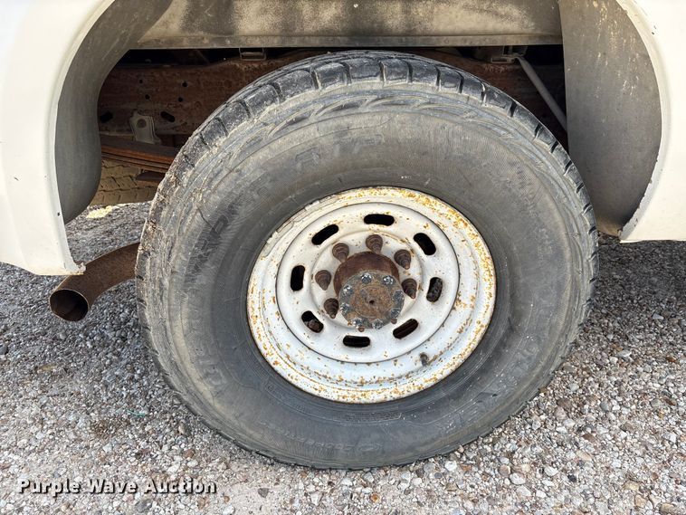 image for item EA7051 2001 Ford F250 Super Duty Crew Cab pickup truck