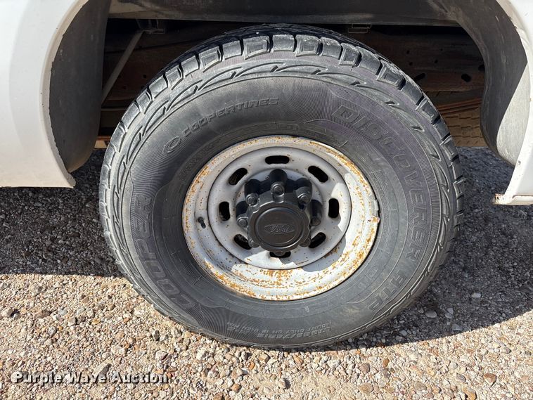 image for item EA7051 2001 Ford F250 Super Duty Crew Cab pickup truck