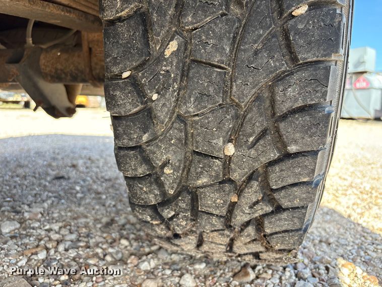 image for item EA7051 2001 Ford F250 Super Duty Crew Cab pickup truck