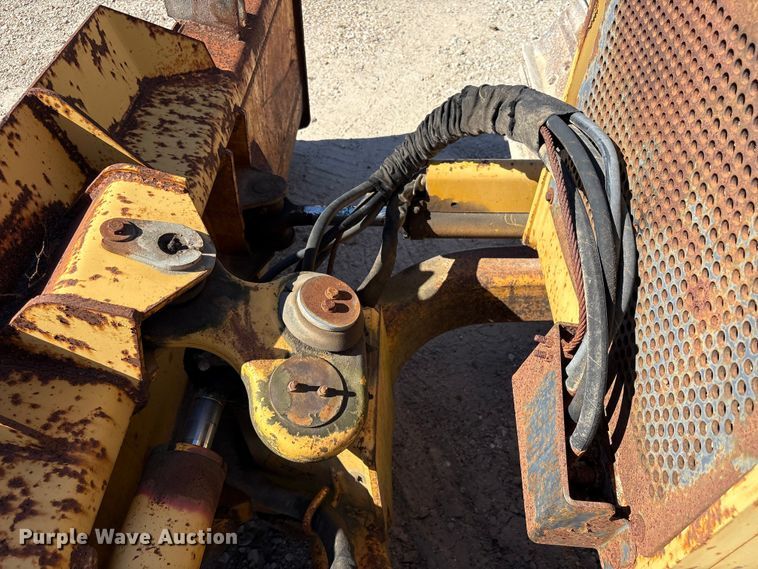 image for item EA7053 1998 John Deere 550G LGP dozer